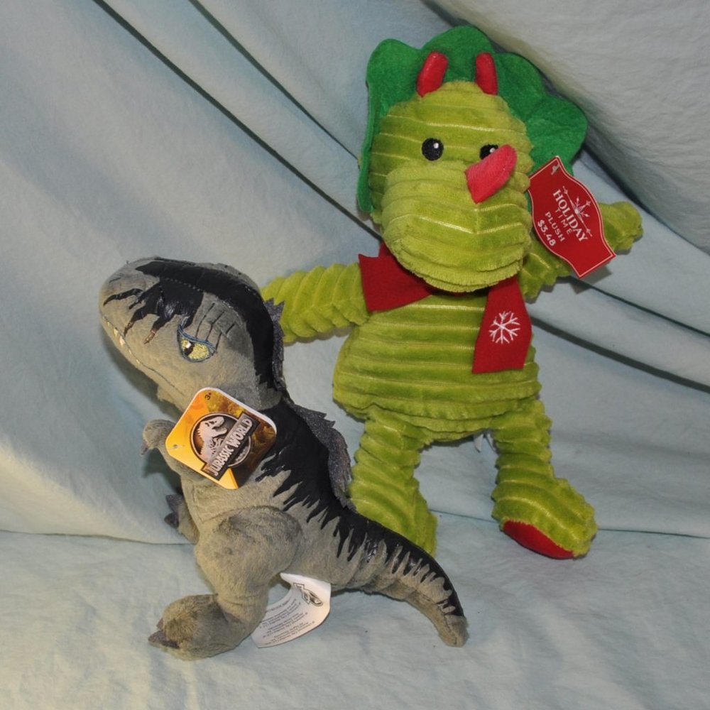 SALE* plush NWT jurassic world giganotosaurus & green triceratops (w1564)